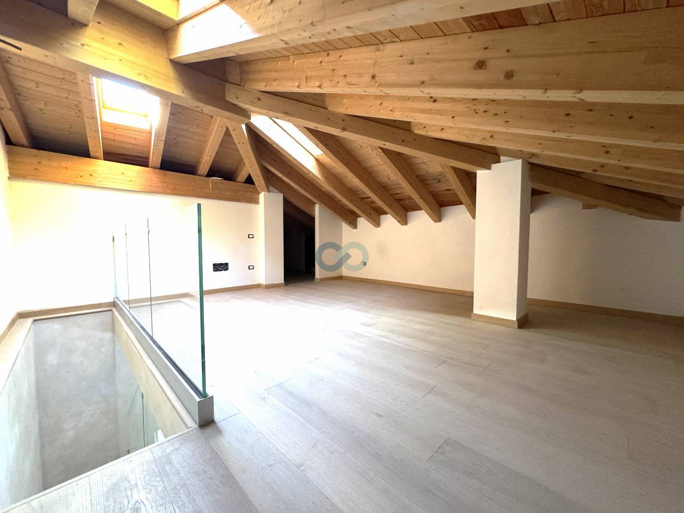 STABILE CON NEGOZIO, AMPIO APPARTAMENTO E 2 POSTI AUTO 15