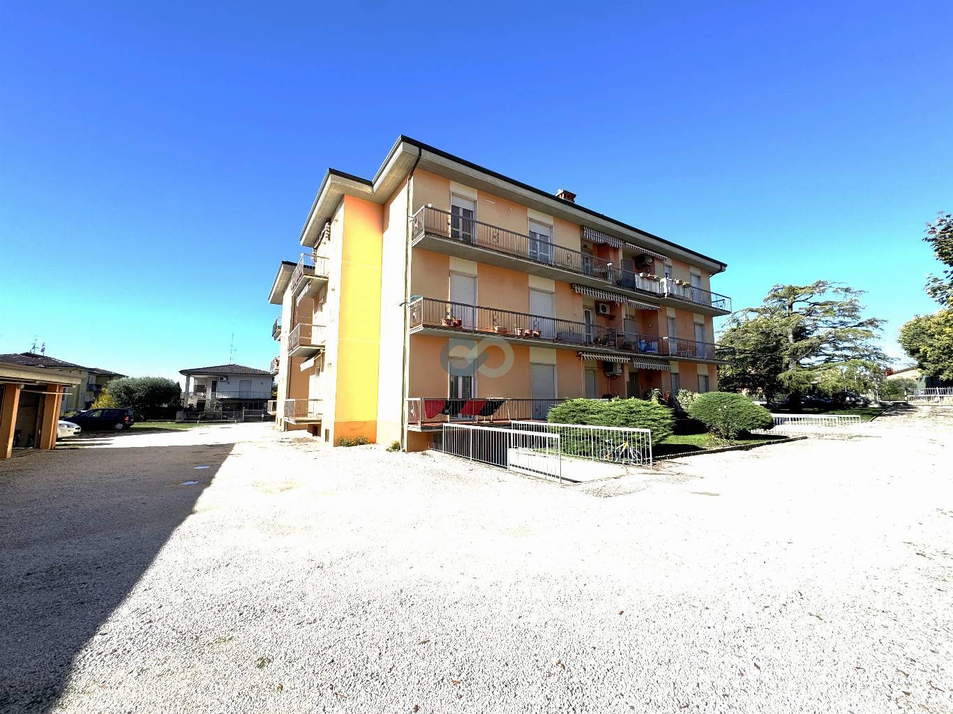 GRANDE APPARTAMENTO CON CANTINA E BOX AUTO 1