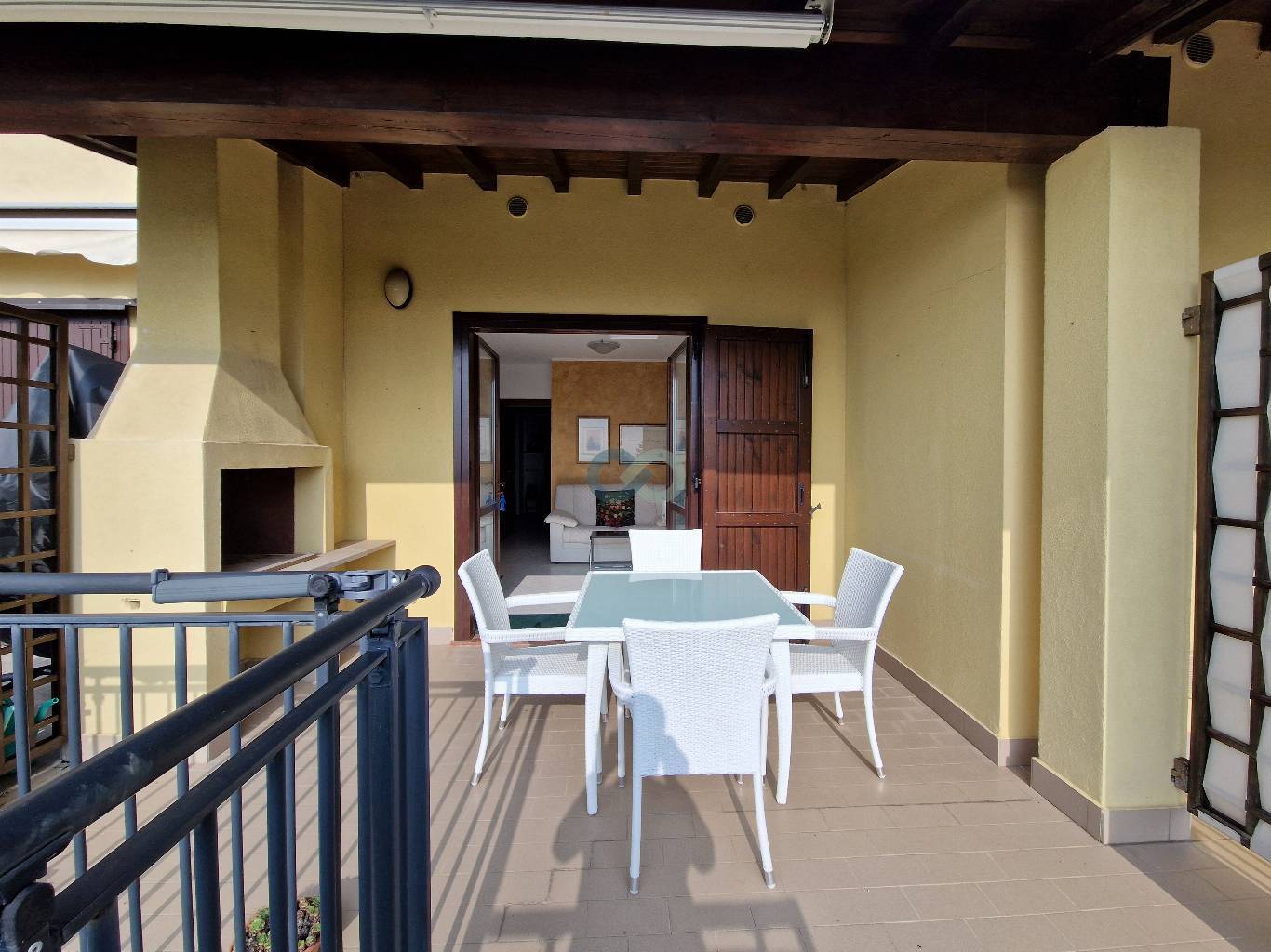 Bilocale con vista lago in residence con piscina 14