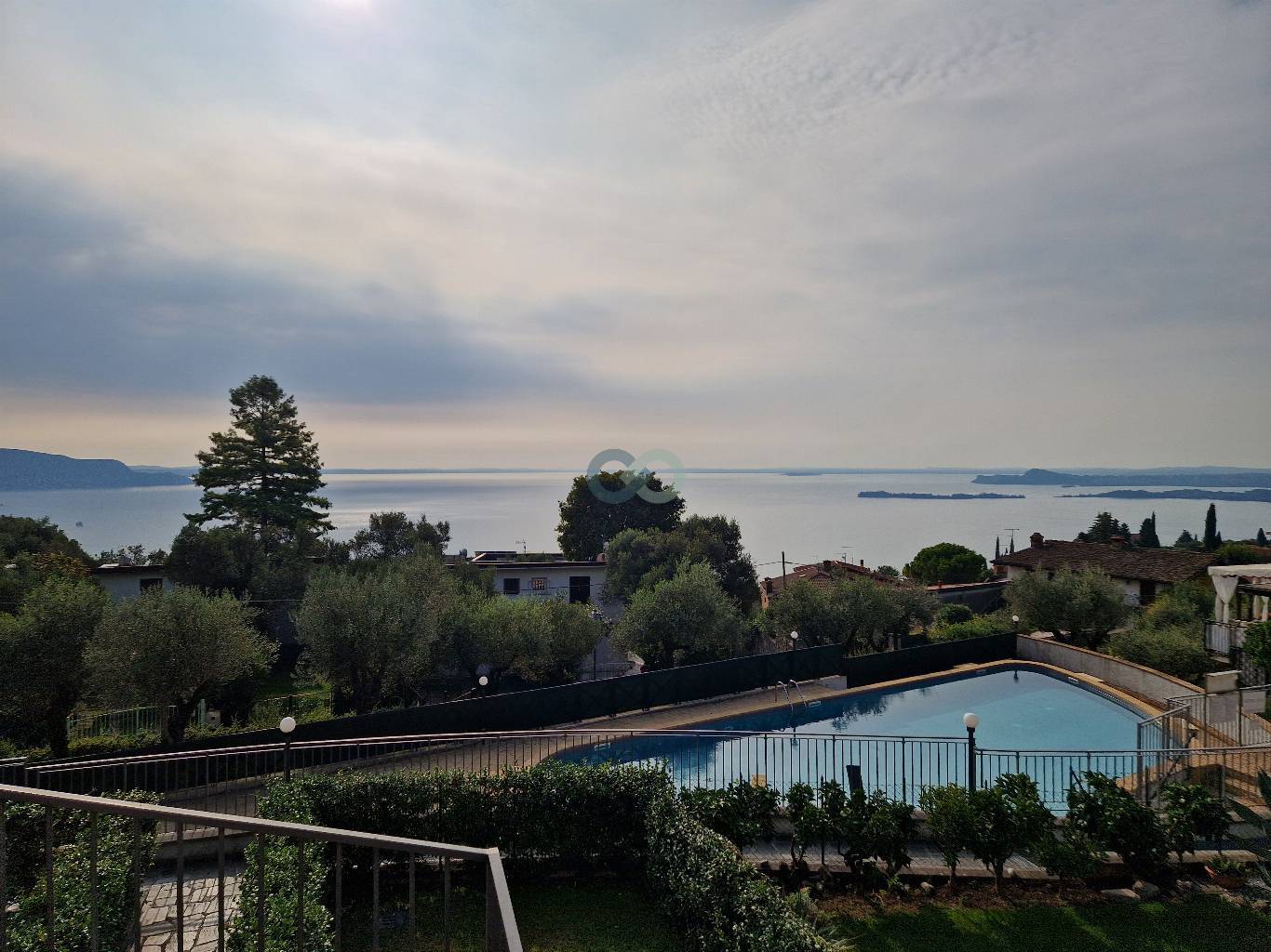 Bilocale con vista lago in residence con piscina 13