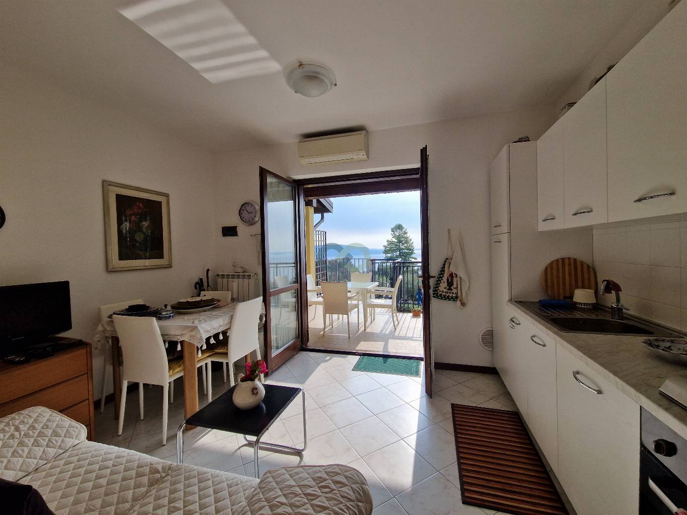 Bilocale con vista lago in residence con piscina 18