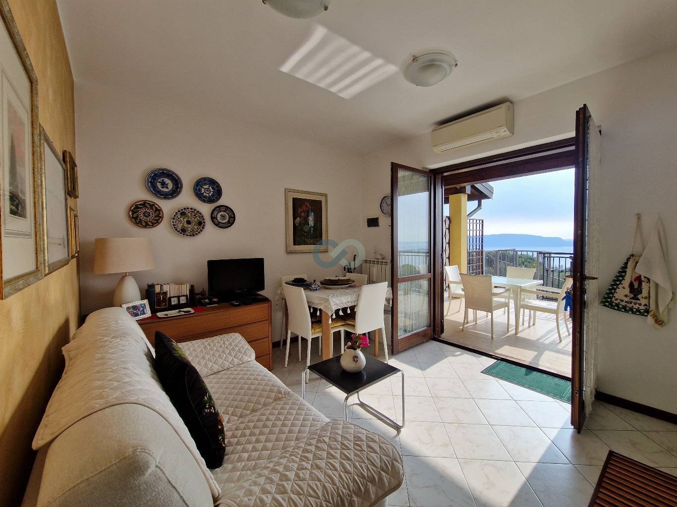 Bilocale con vista lago in residence con piscina 16