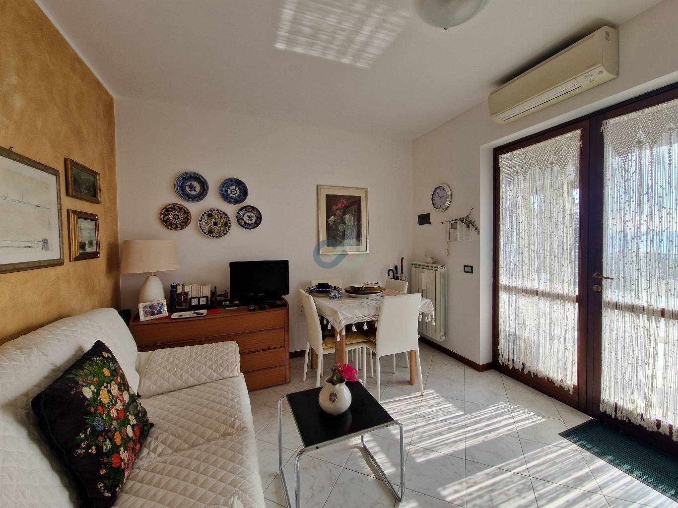 Bilocale con vista lago in residence con piscina 20