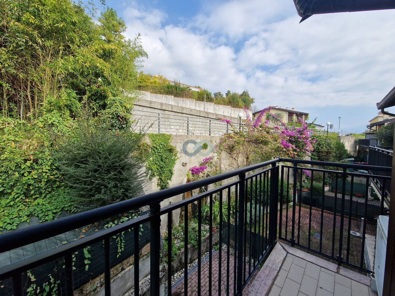 Bilocale con vista lago in residence con piscina 27