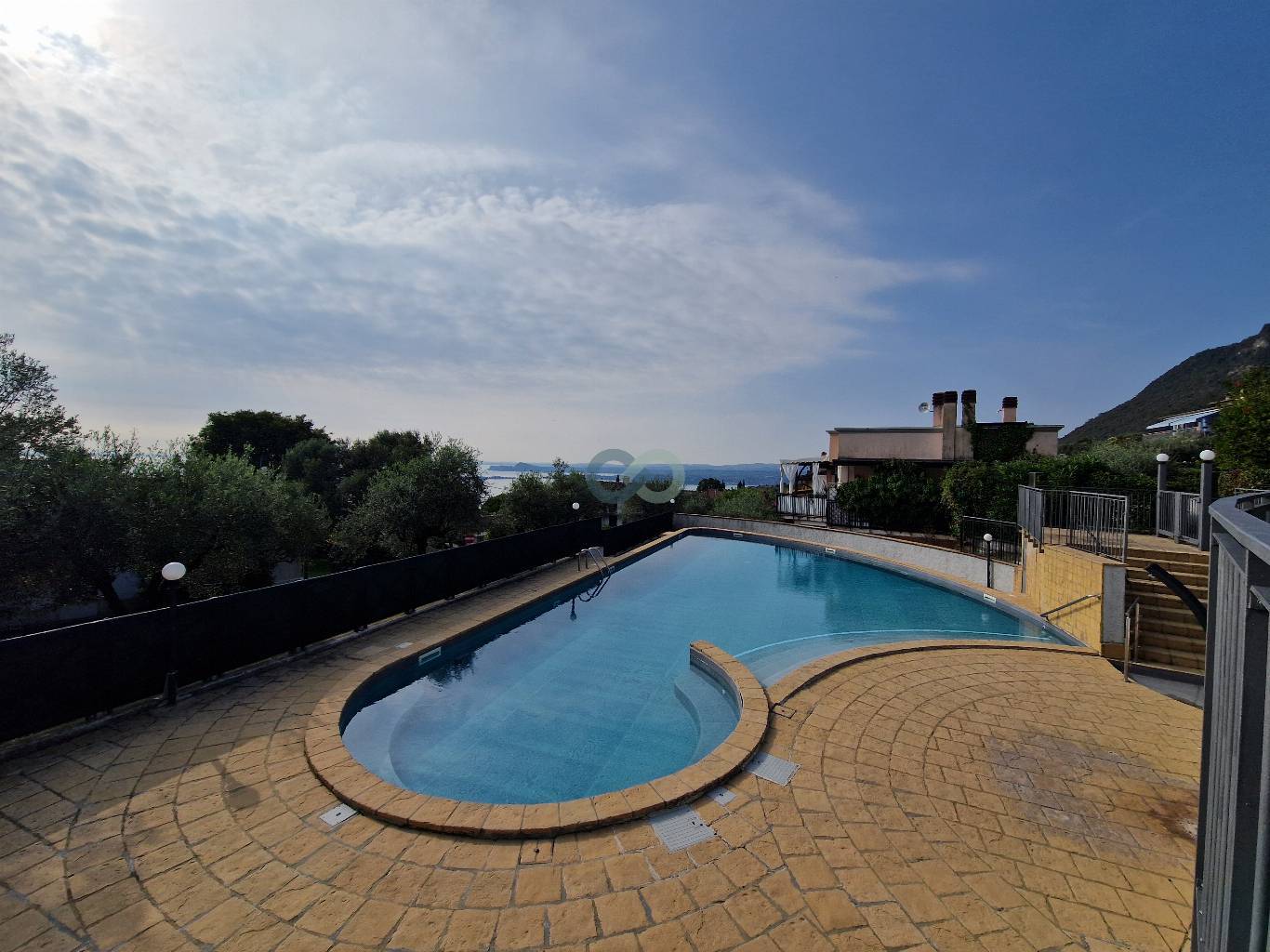 Bilocale con vista lago in residence con piscina 28