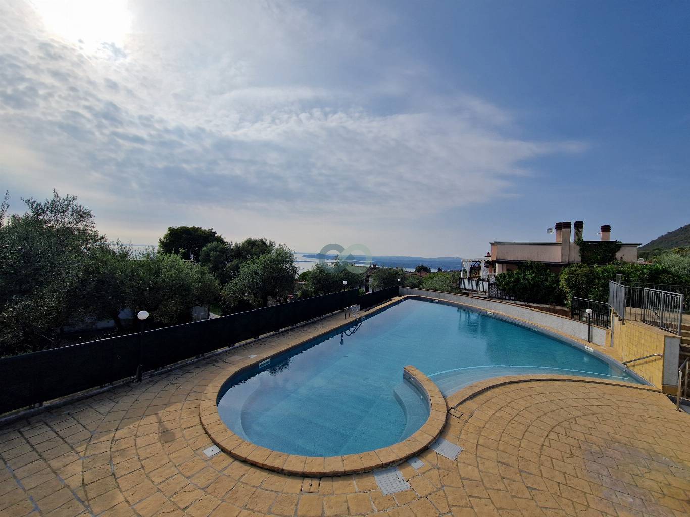 Bilocale con vista lago in residence con piscina 30