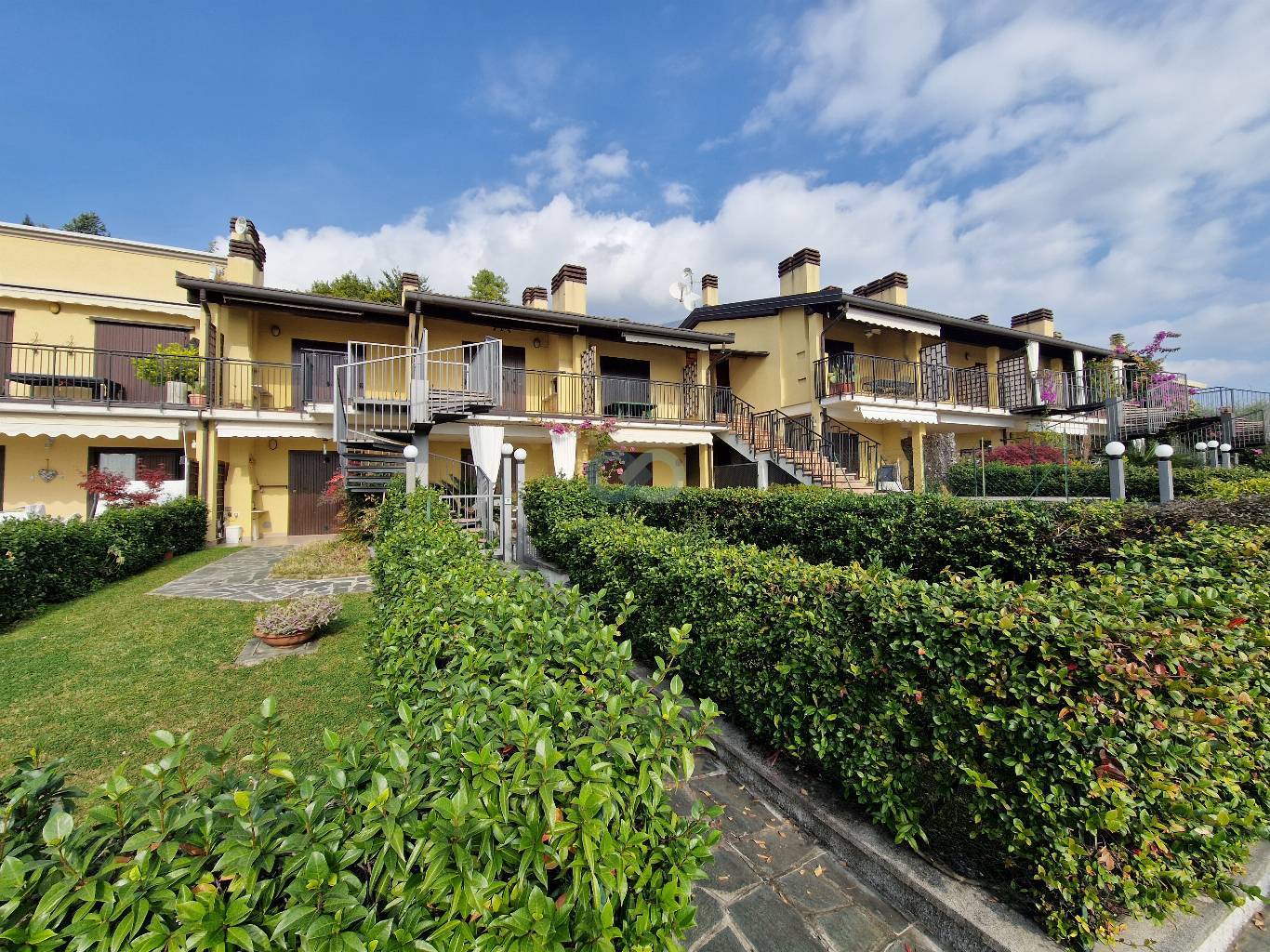 Bilocale con vista lago in residence con piscina 9