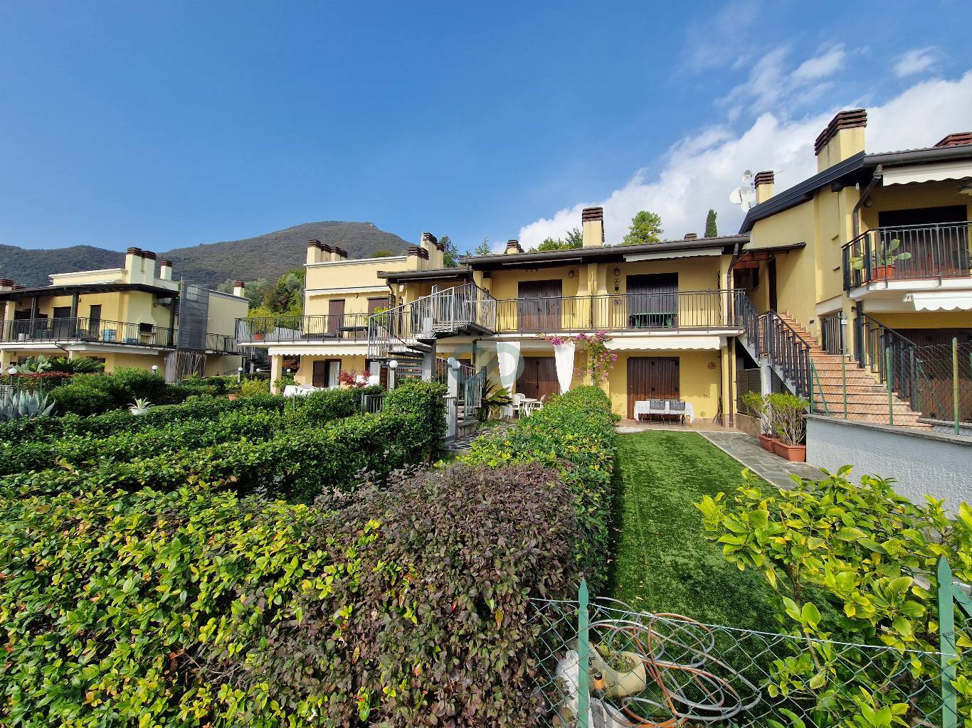 Bilocale con vista lago in residence con piscina 8