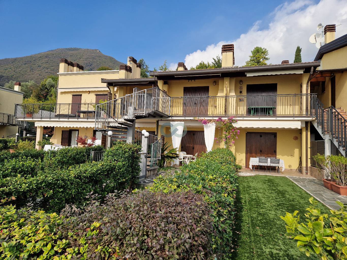 Bilocale con vista lago in residence con piscina 7