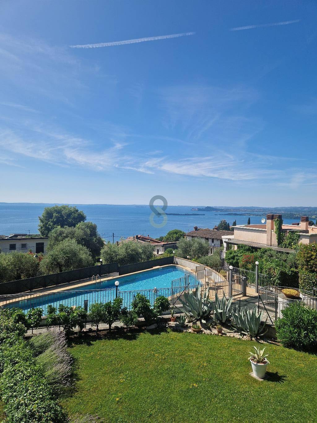 Bilocale con vista lago in residence con piscina 11