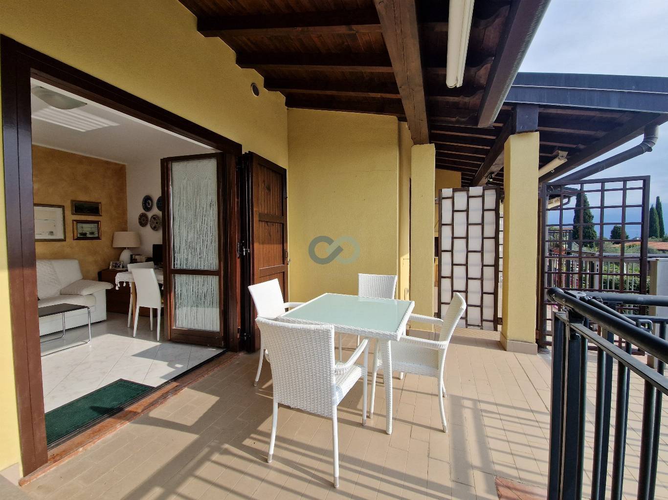 Bilocale con vista lago in residence con piscina 4