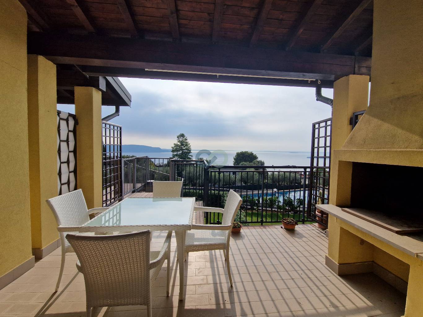 Bilocale con vista lago in residence con piscina 2