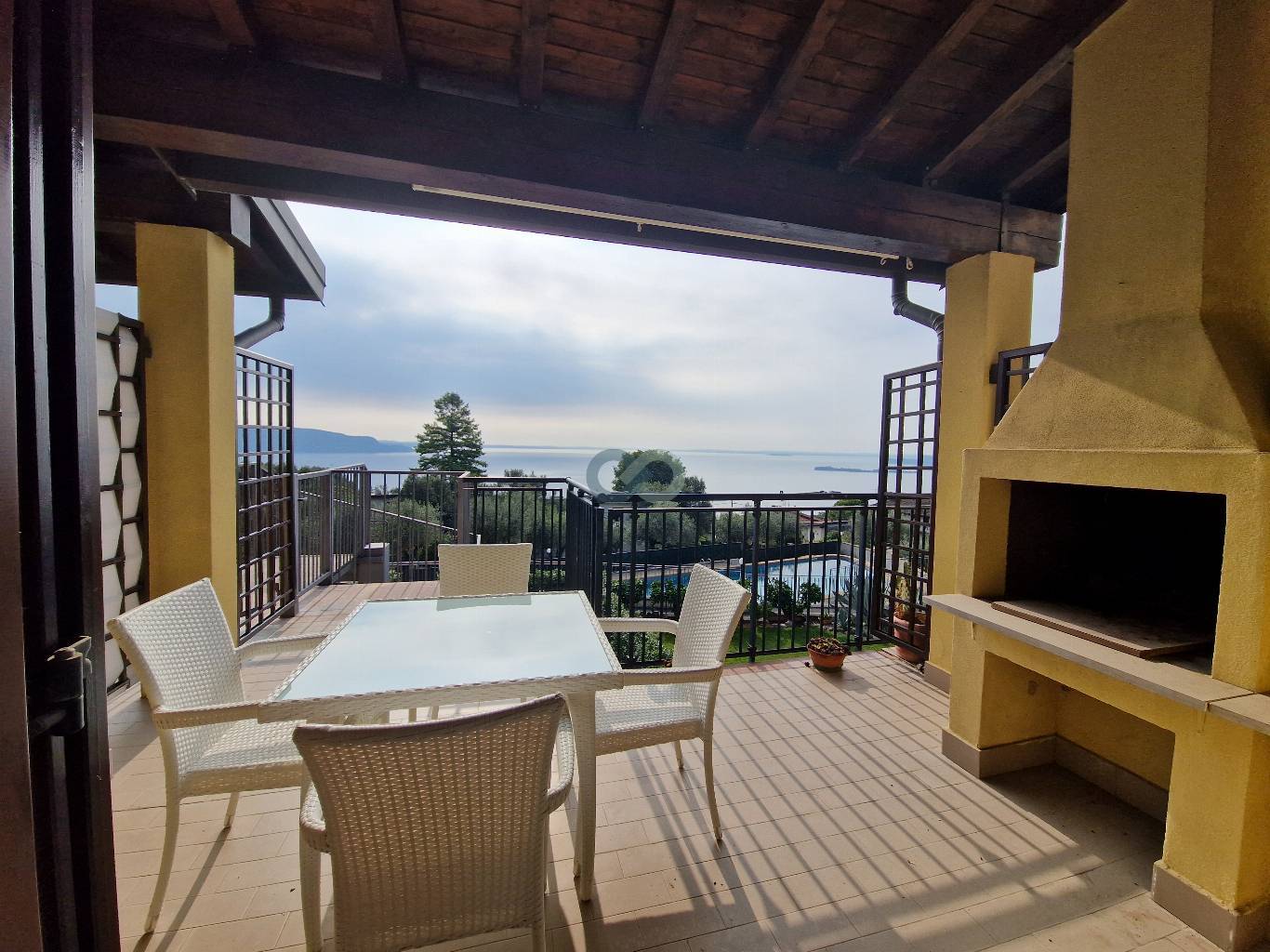 Bilocale con vista lago in residence con piscina 3