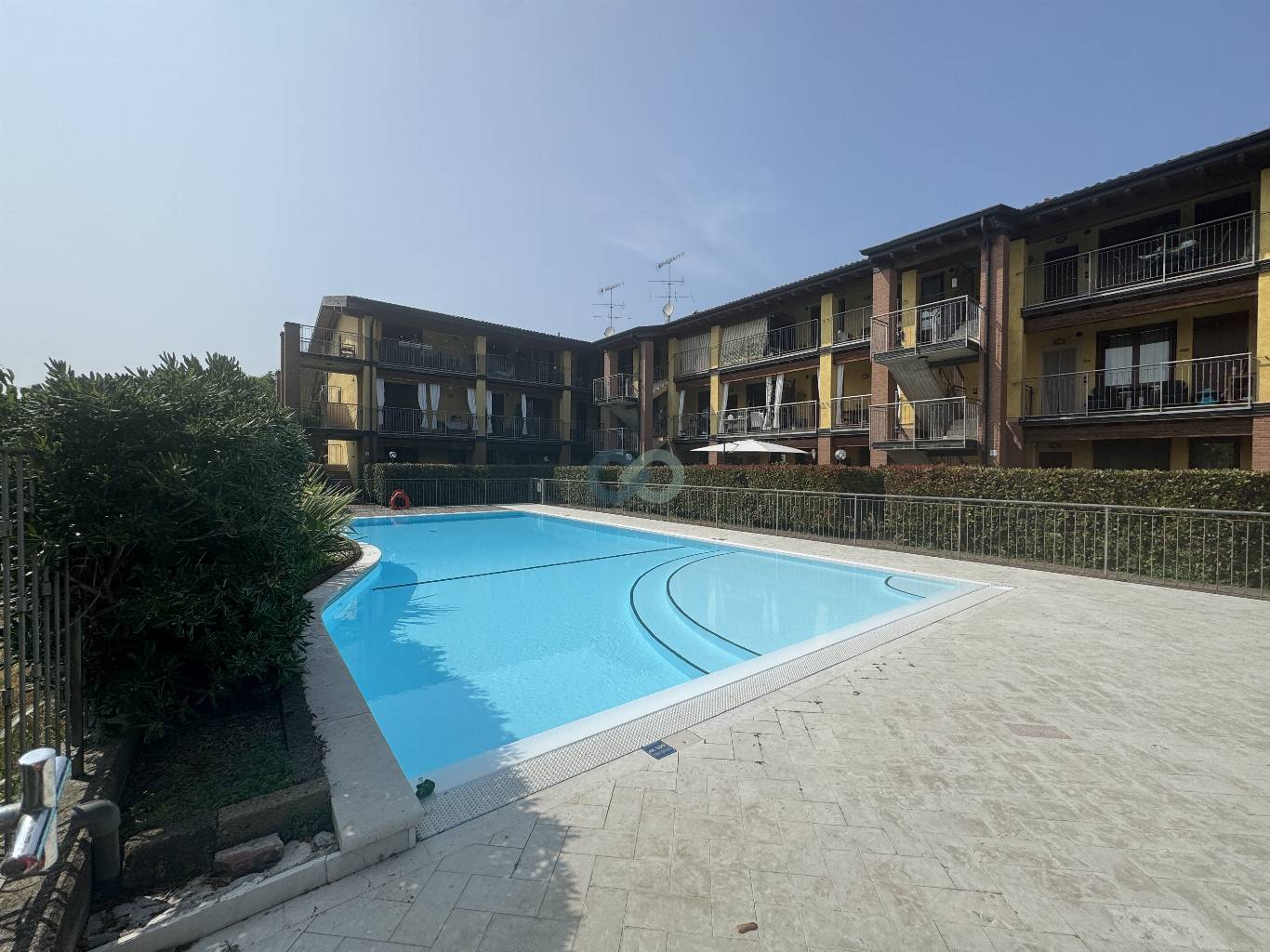 AMPIO E LUMINOSO APPARTAMENTO IN RESIDENCE CON PISCINA 12