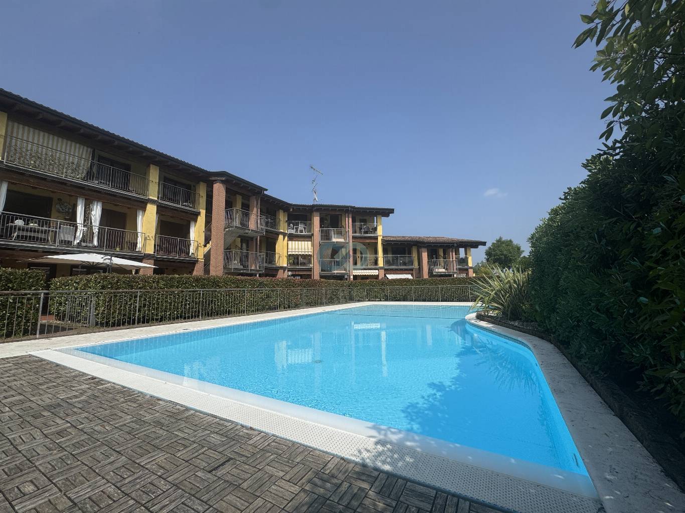 AMPIO E LUMINOSO APPARTAMENTO IN RESIDENCE CON PISCINA 13