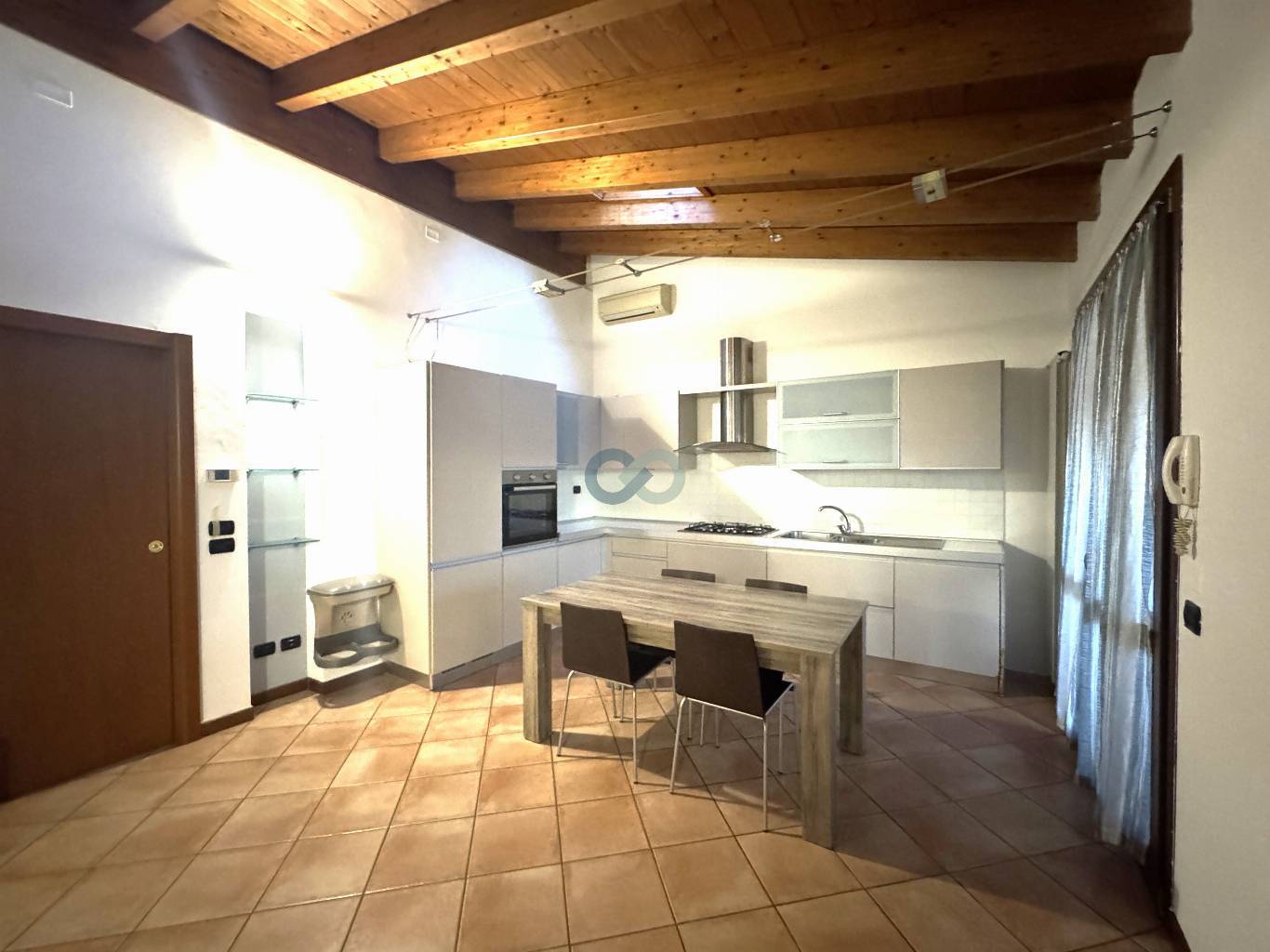 AMPIO E LUMINOSO APPARTAMENTO IN RESIDENCE CON PISCINA 3