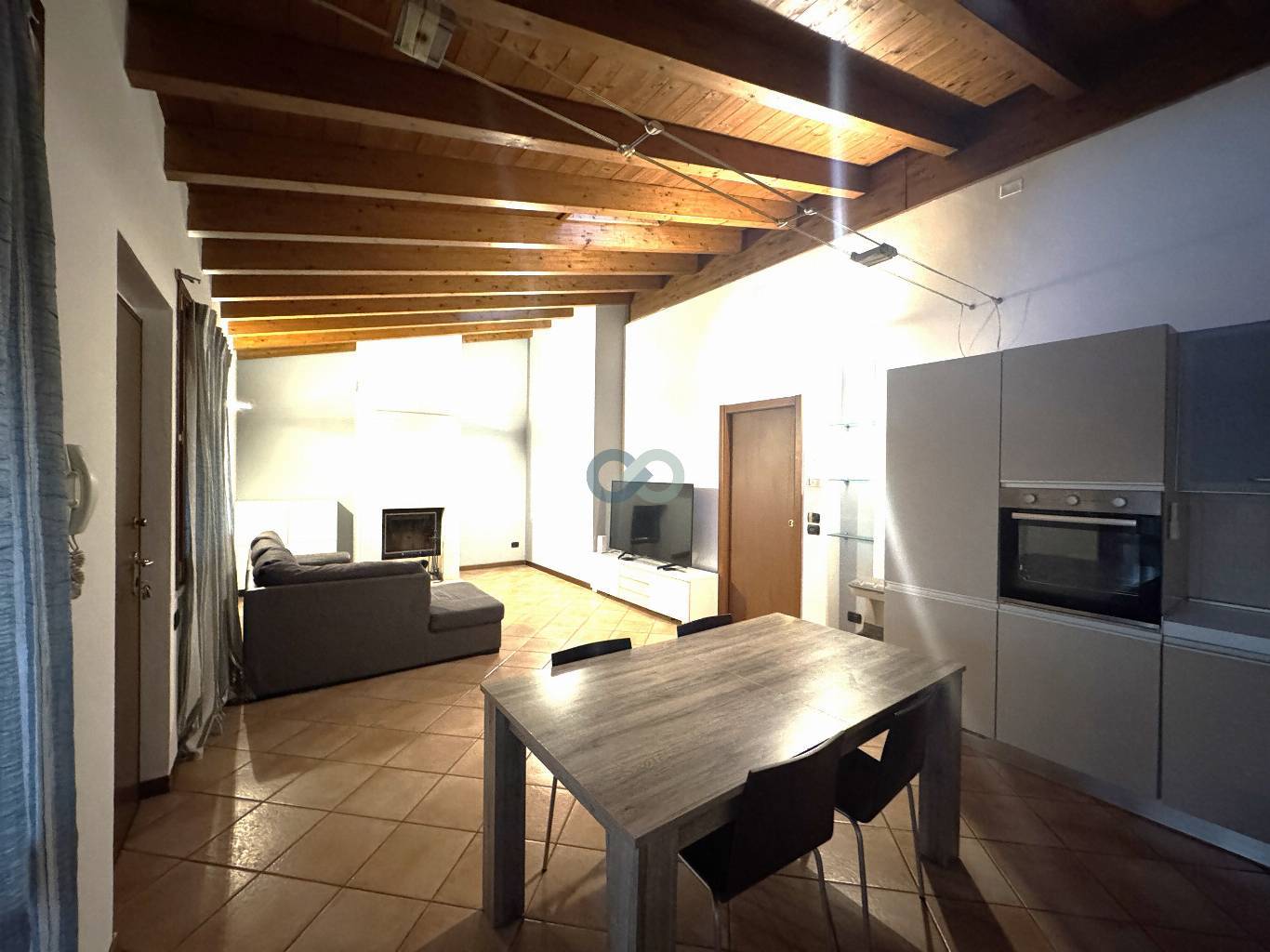 AMPIO E LUMINOSO APPARTAMENTO IN RESIDENCE CON PISCINA 2