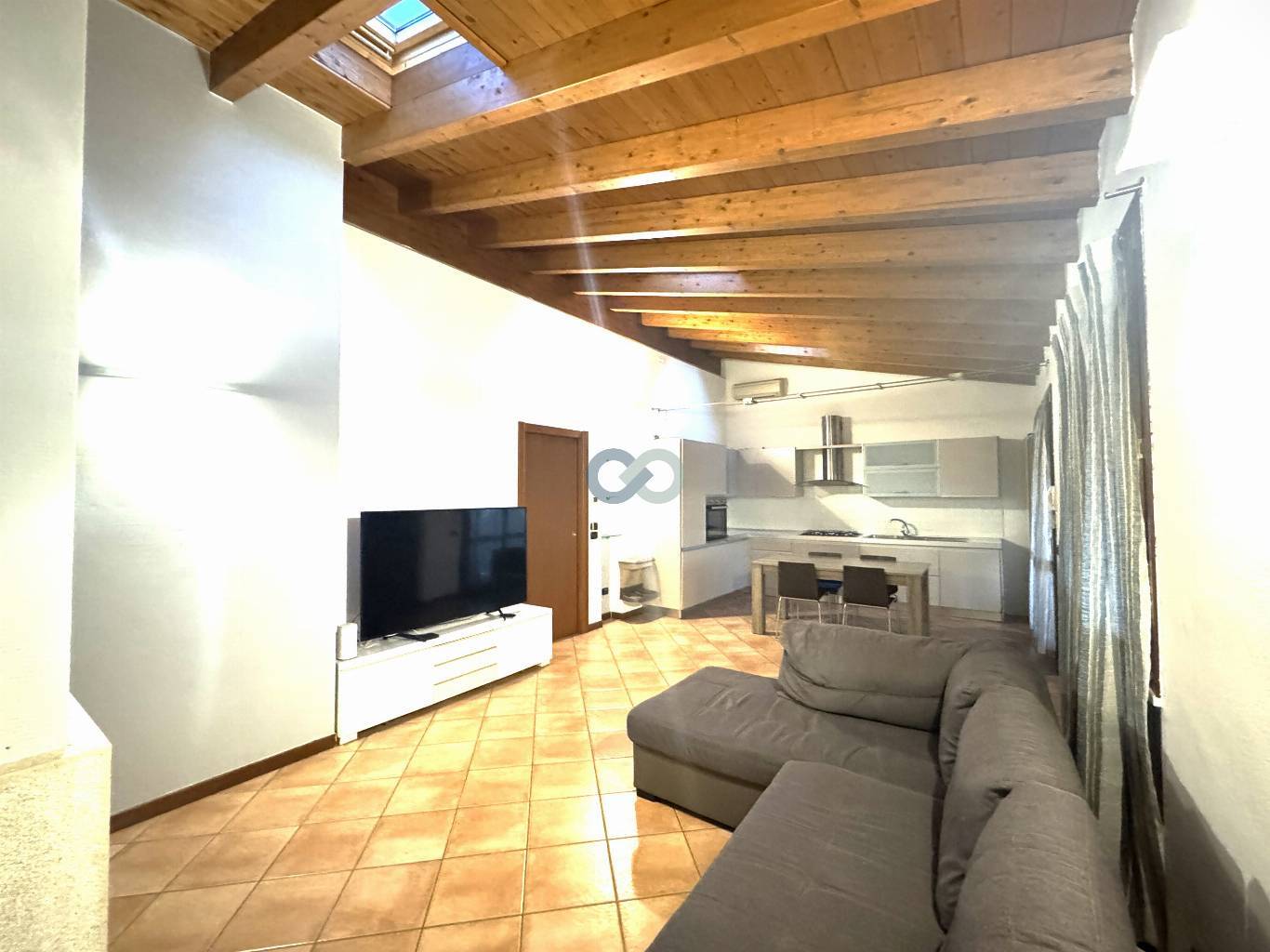 AMPIO E LUMINOSO APPARTAMENTO IN RESIDENCE CON PISCINA 4