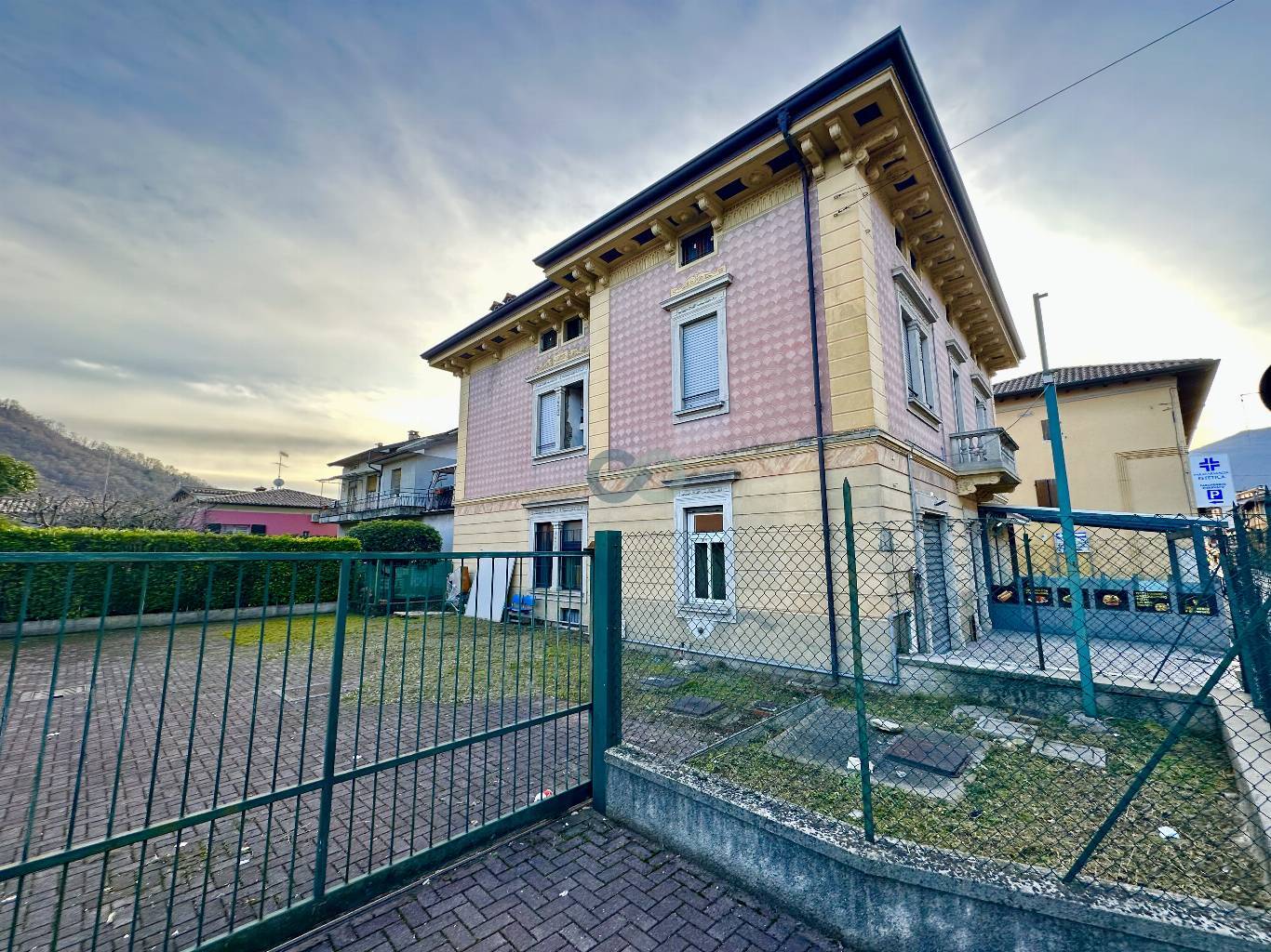 Intero piano con 3 Bilocali 6