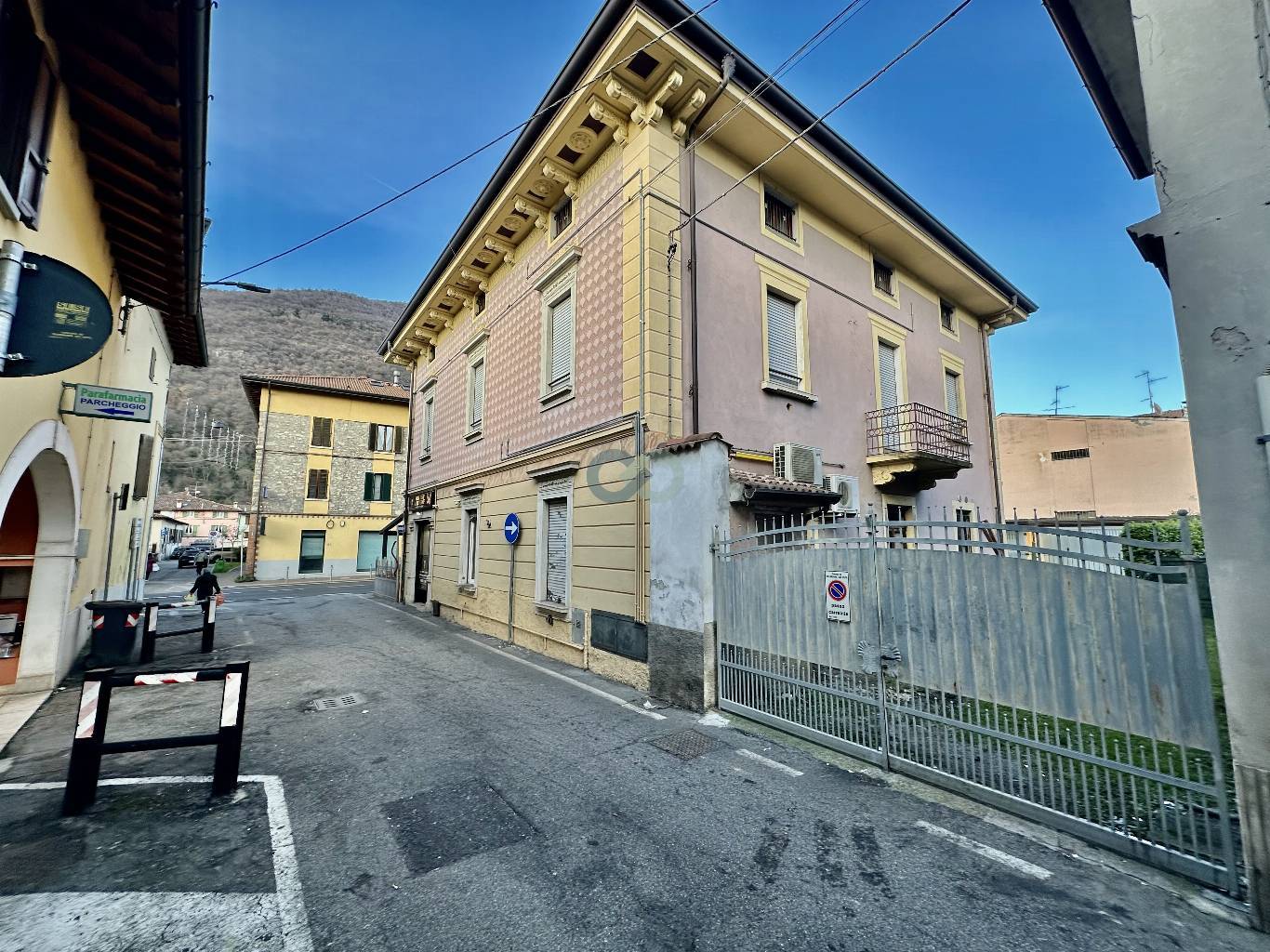 Intero piano con 3 Bilocali 5