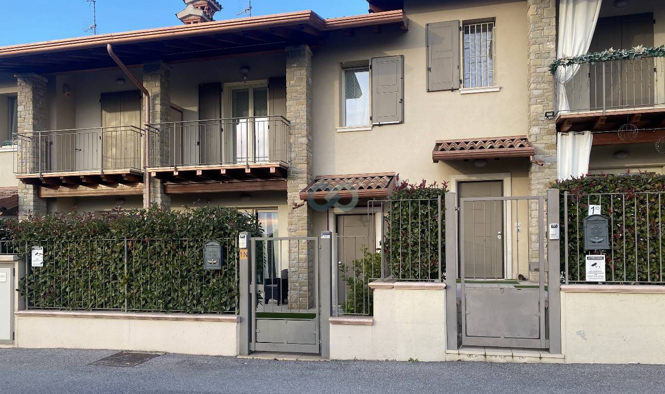VILLA A SCHIERA 1