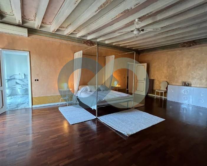 ELEGANTE ATTICO IN CENTRO STORICO 10