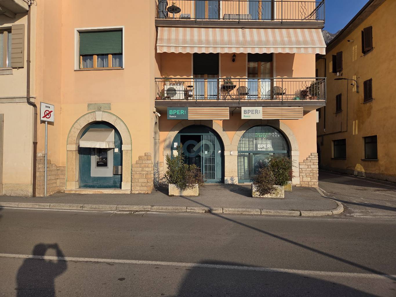 Locale commerciale locato – Ottimo investimento con rendita 6,5% 9