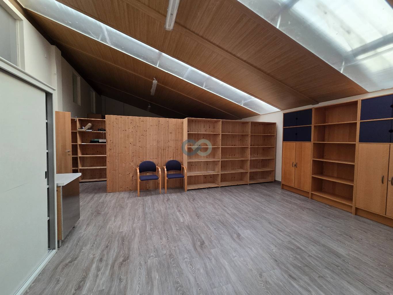 Locale direzionale con magazzino 10