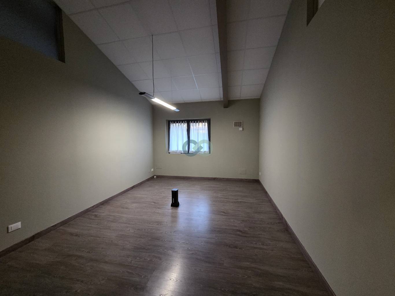 Locale direzionale con magazzino 4