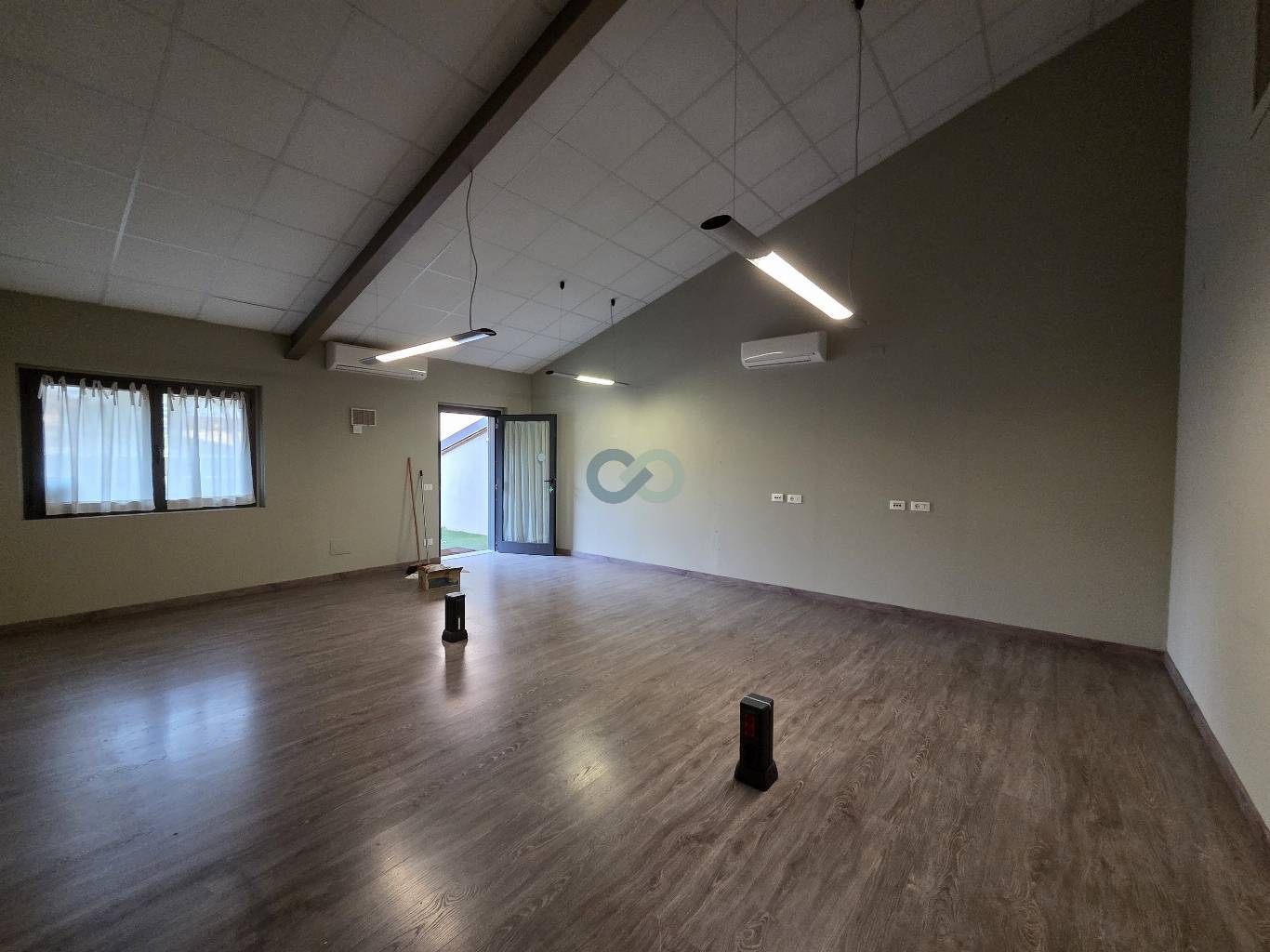 Locale direzionale con magazzino 1