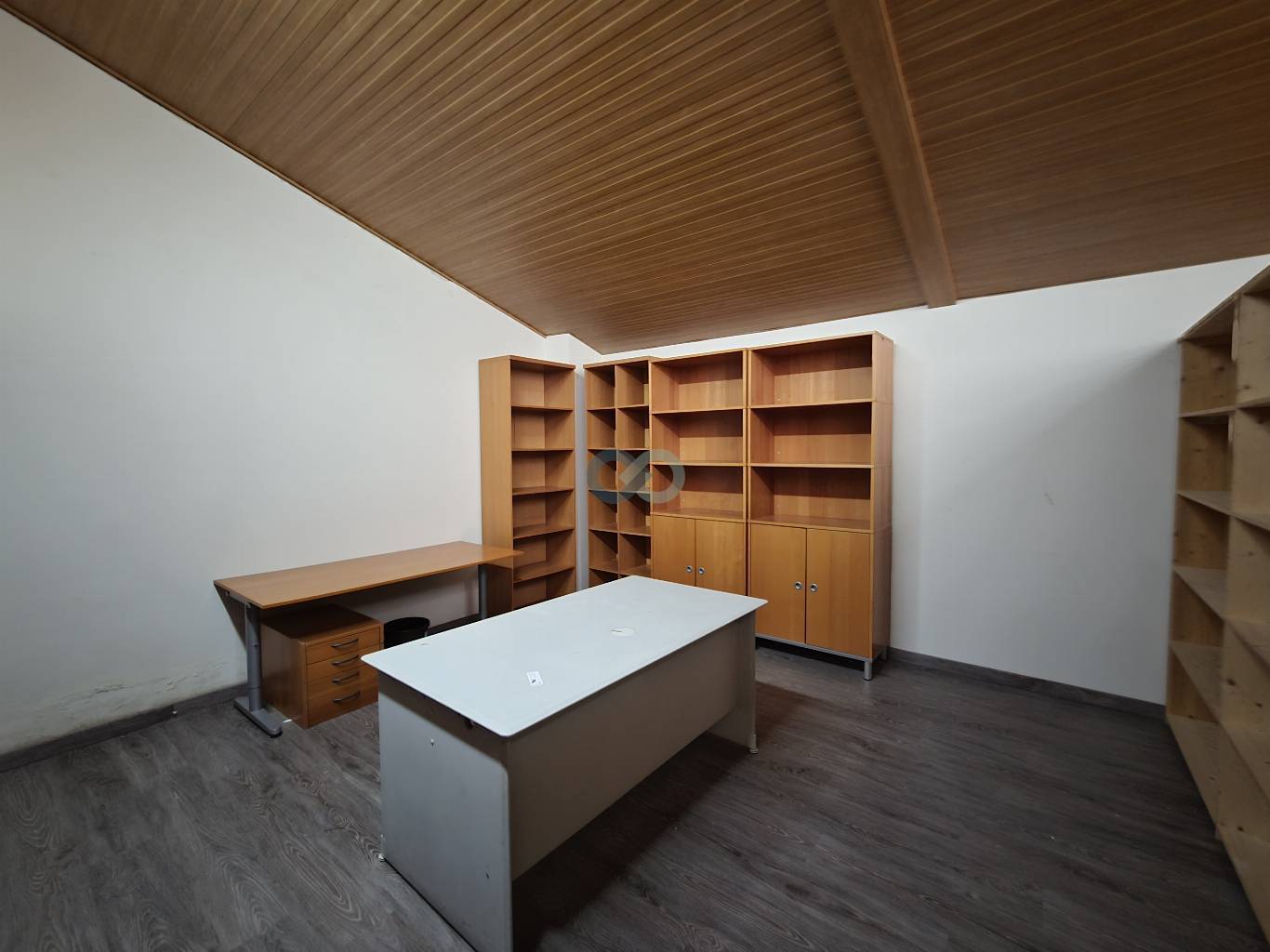 Locale direzionale con magazzino 11