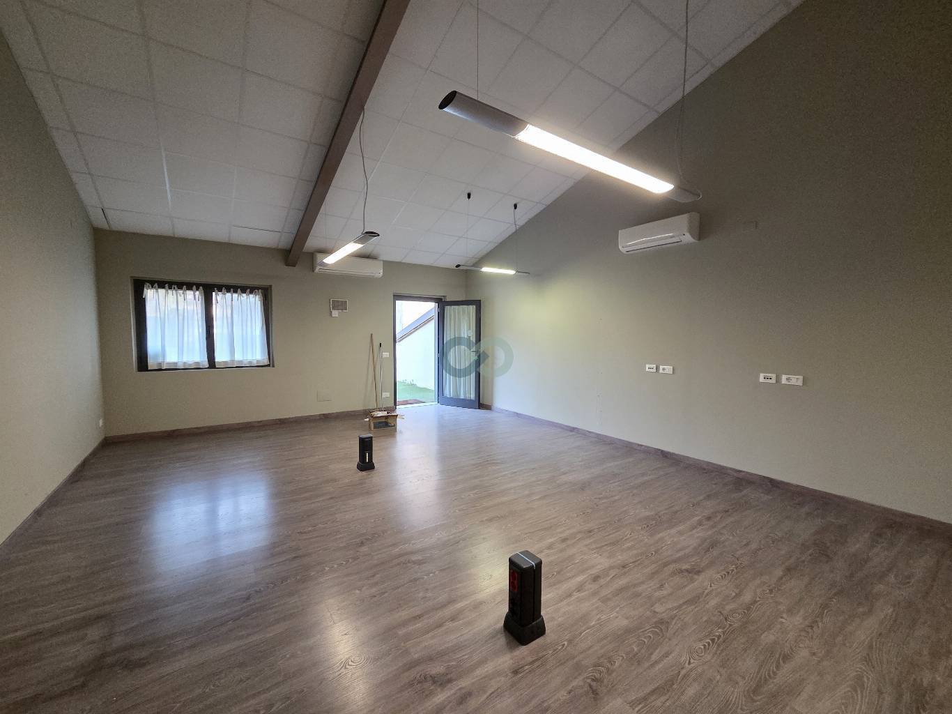 Locale direzionale con magazzino 2