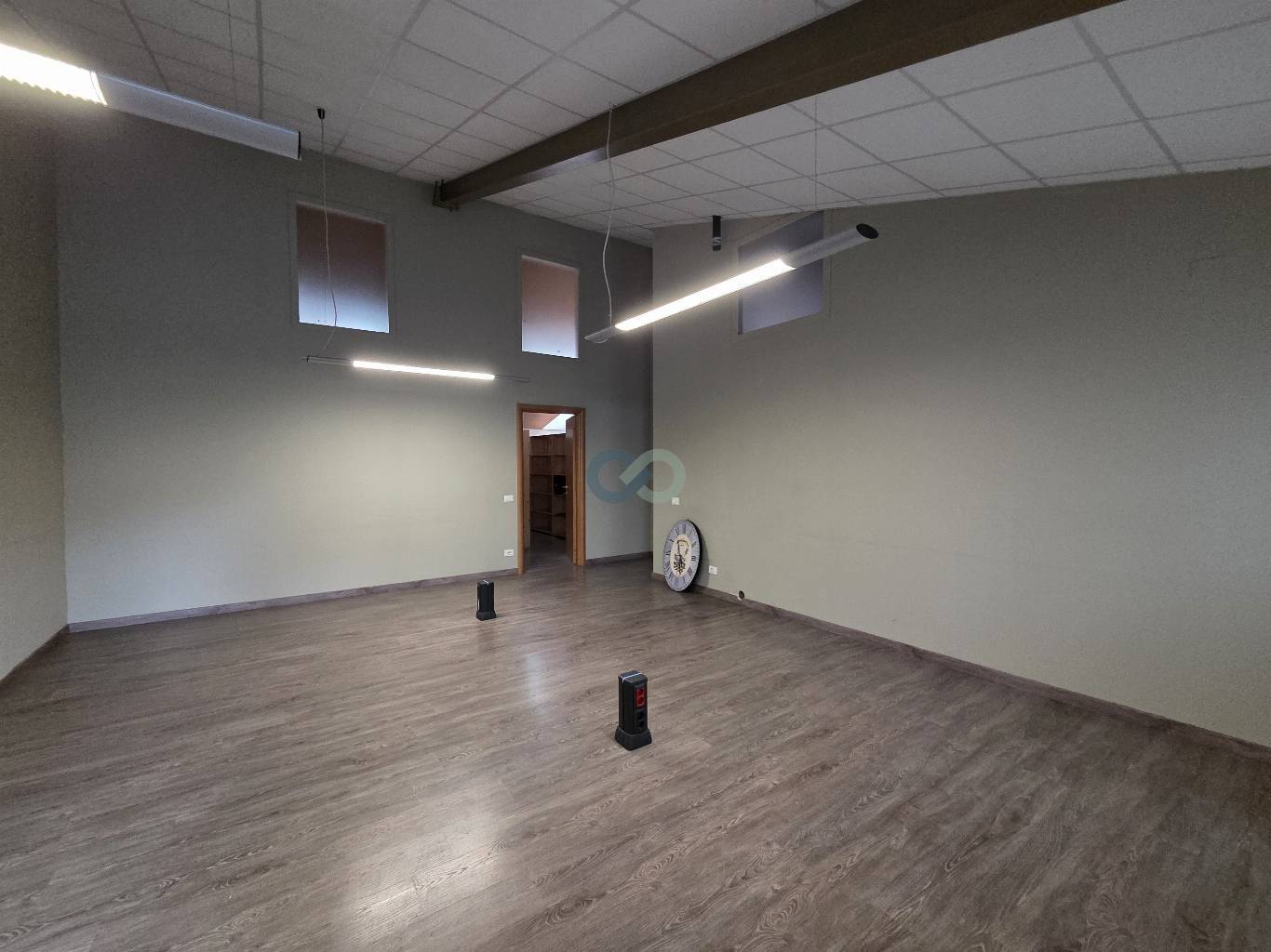 Locale direzionale con magazzino 3