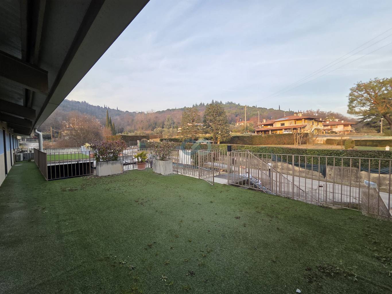 Locale direzionale con magazzino 20