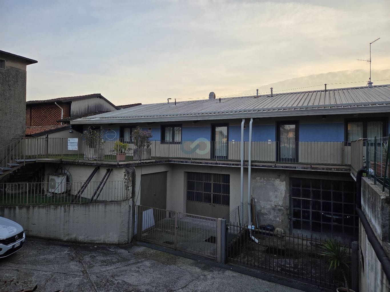 Locale direzionale con magazzino 14