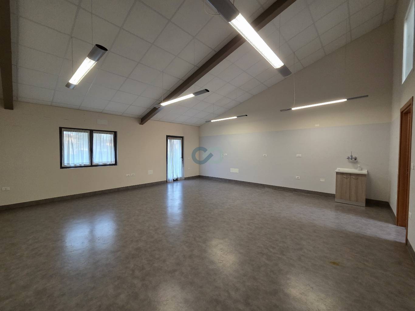 Locale direzionale con magazzino 7