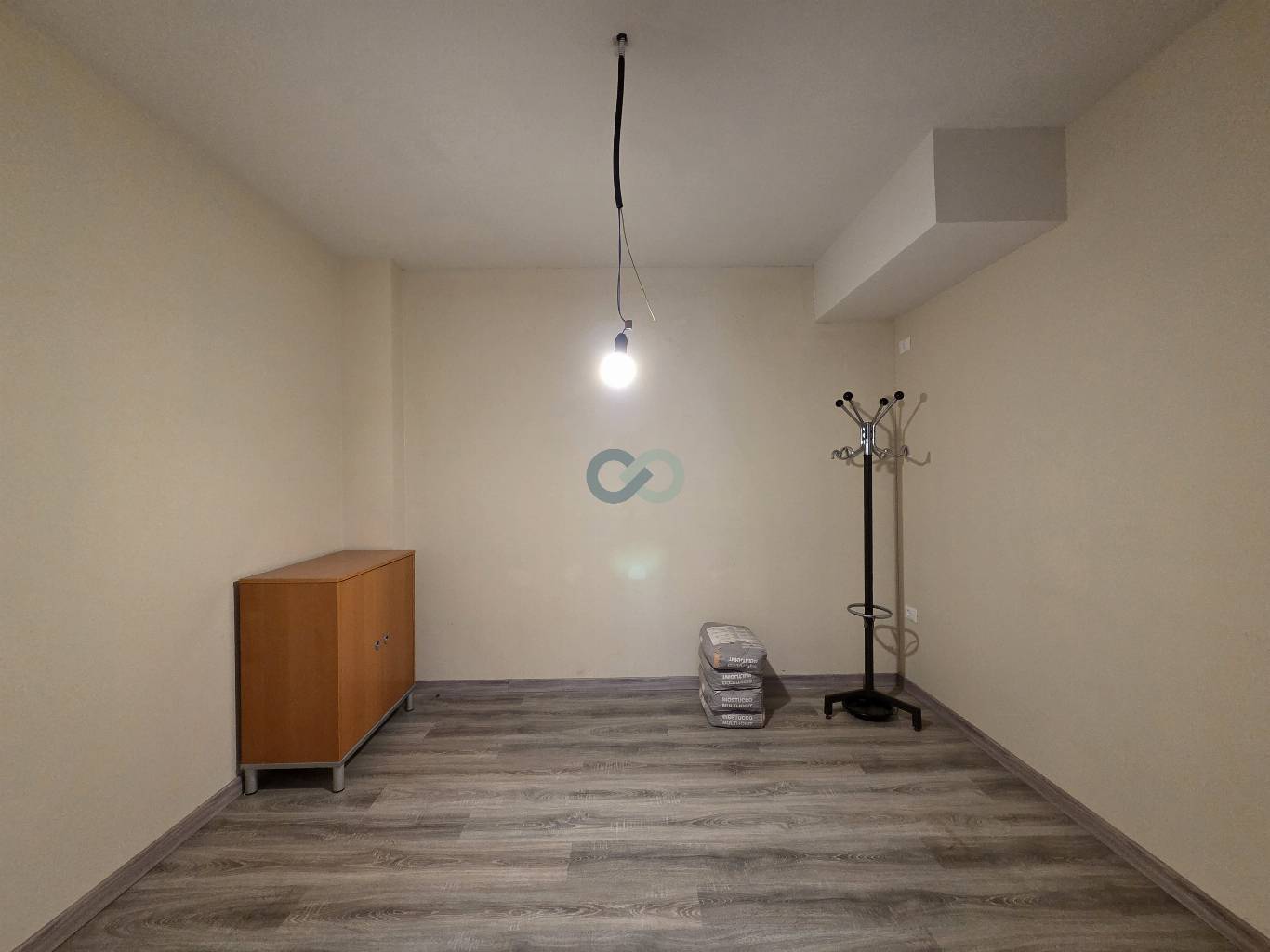 Locale direzionale con magazzino 5