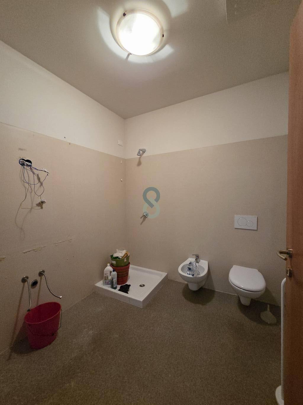 Locale direzionale con magazzino 16