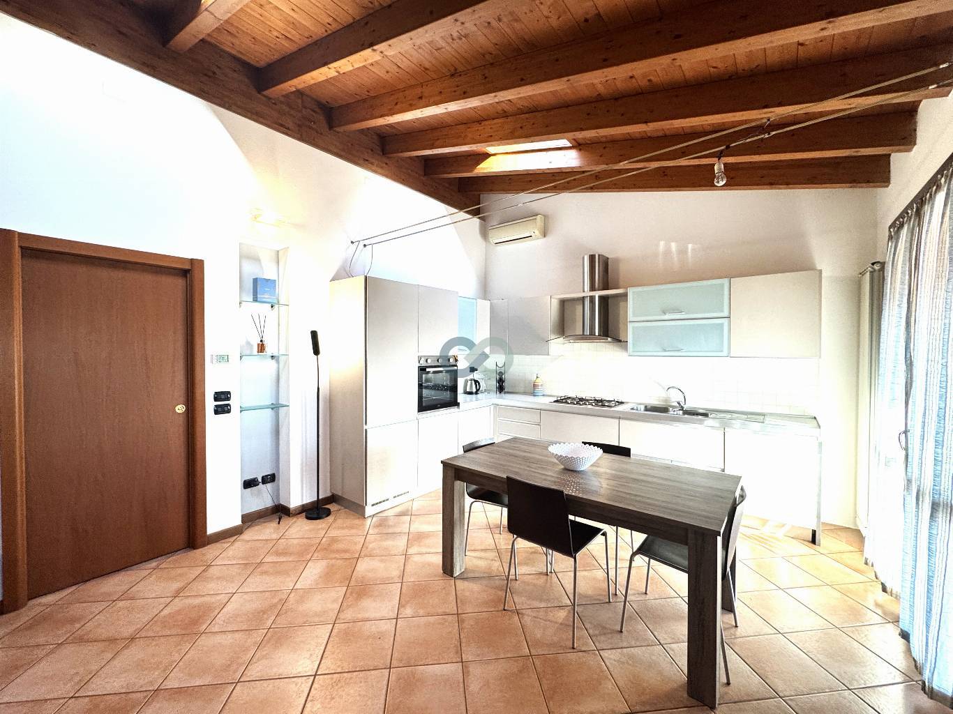 AMPIO E LUMINOSO APPARTAMENTO IN RESIDENCE CON PISCINA 9