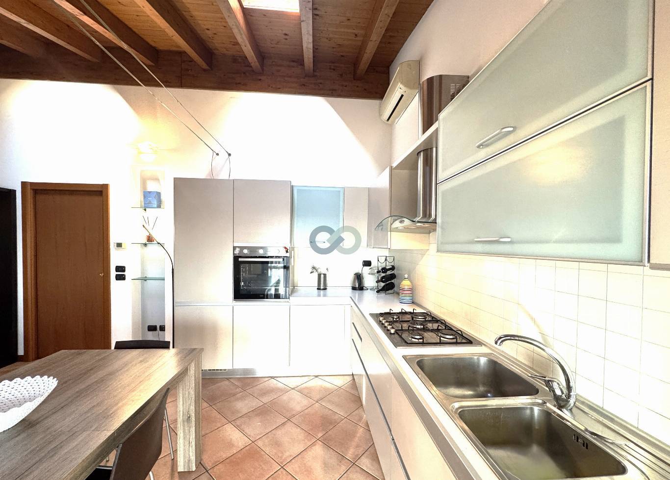 AMPIO E LUMINOSO APPARTAMENTO IN RESIDENCE CON PISCINA 15