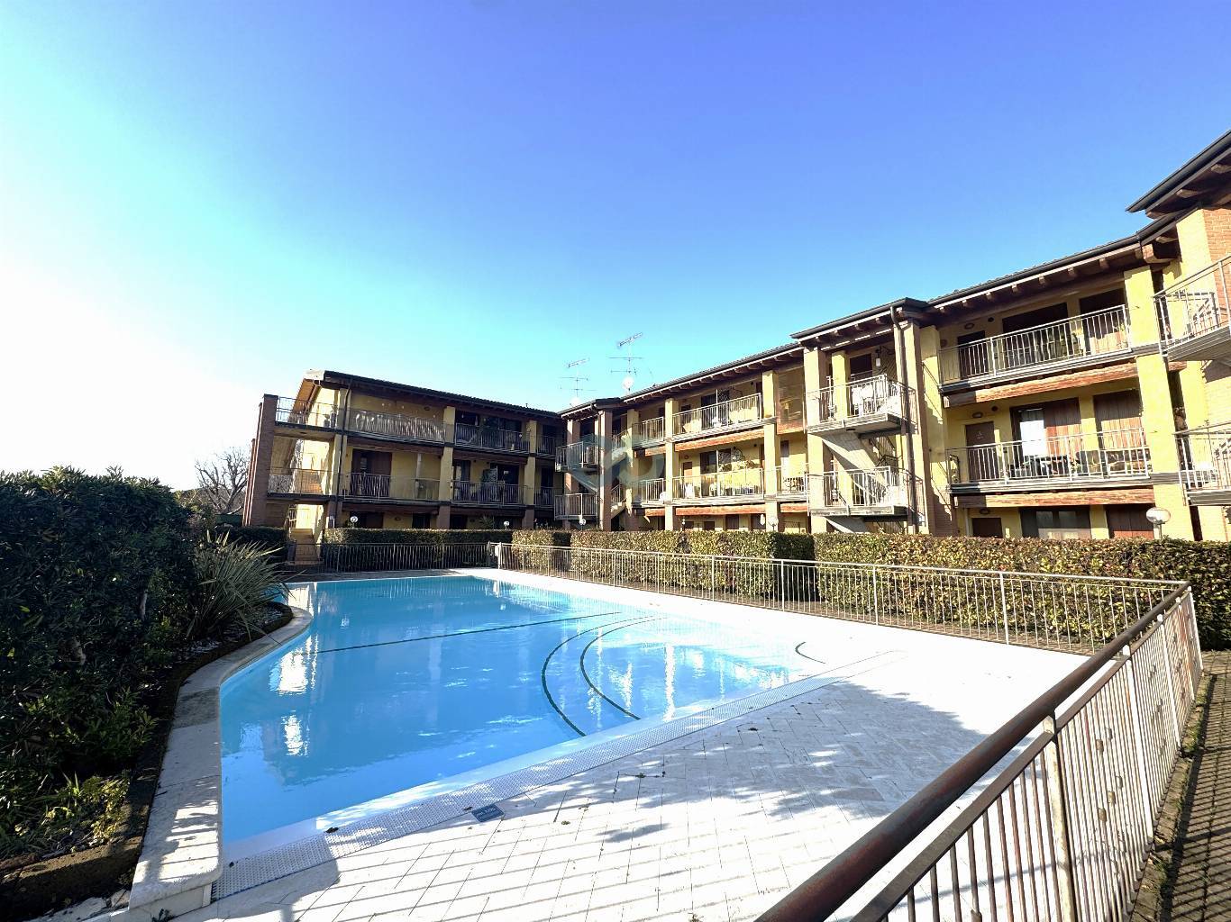 AMPIO E LUMINOSO APPARTAMENTO IN RESIDENCE CON PISCINA 1