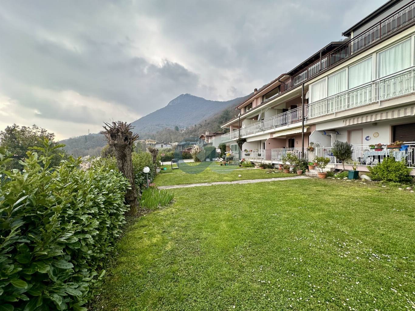 Trilocale con vista lago 4