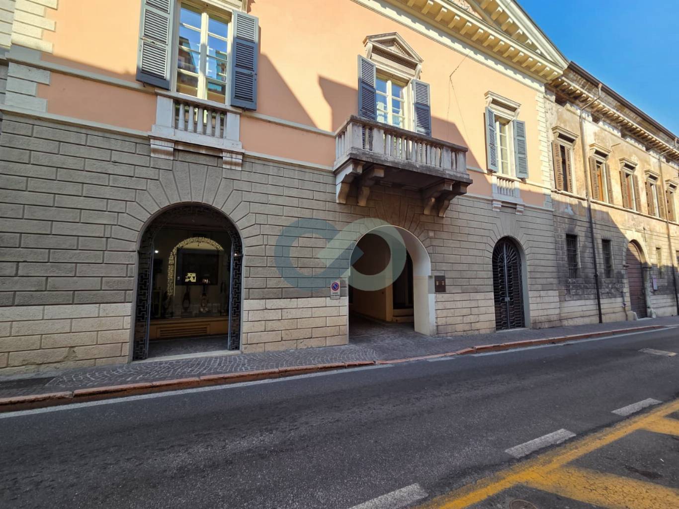 Negozio in zona di forte passaggio 7