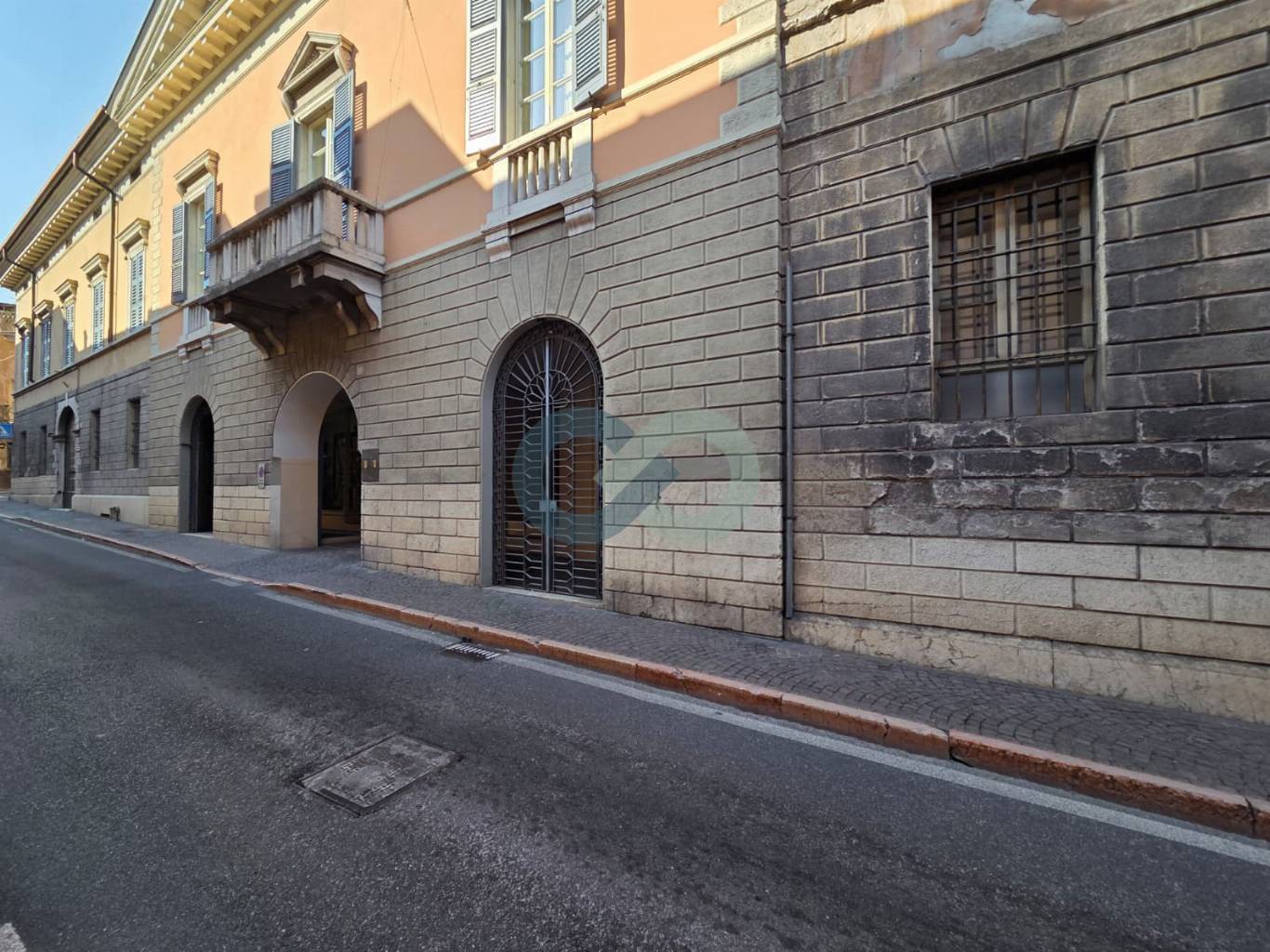 Negozio in zona di forte passaggio 8