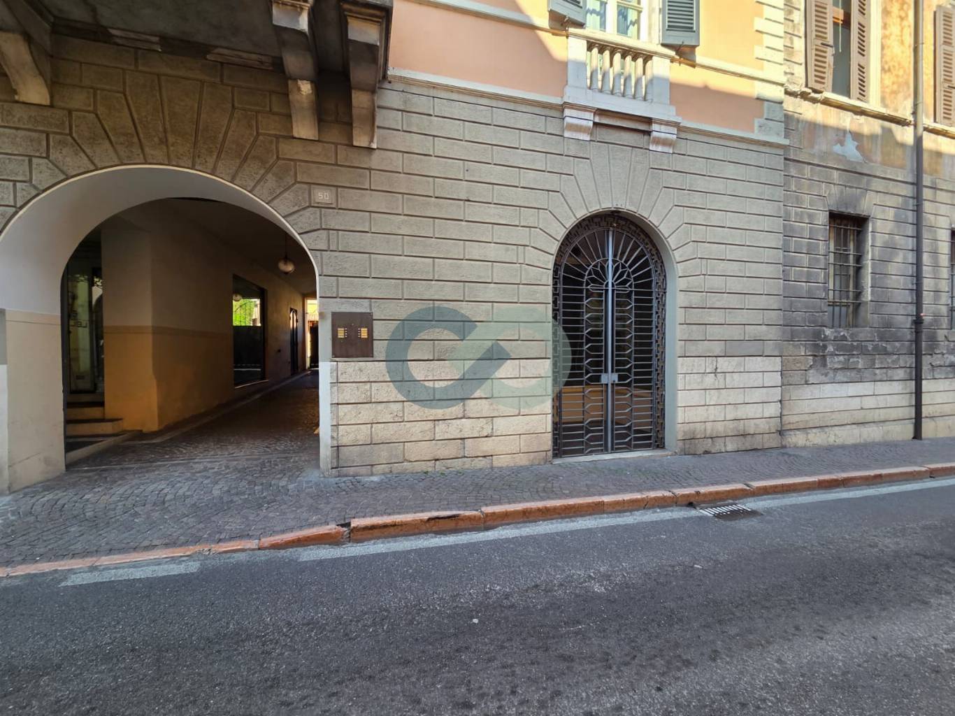 Negozio in zona di forte passaggio 9