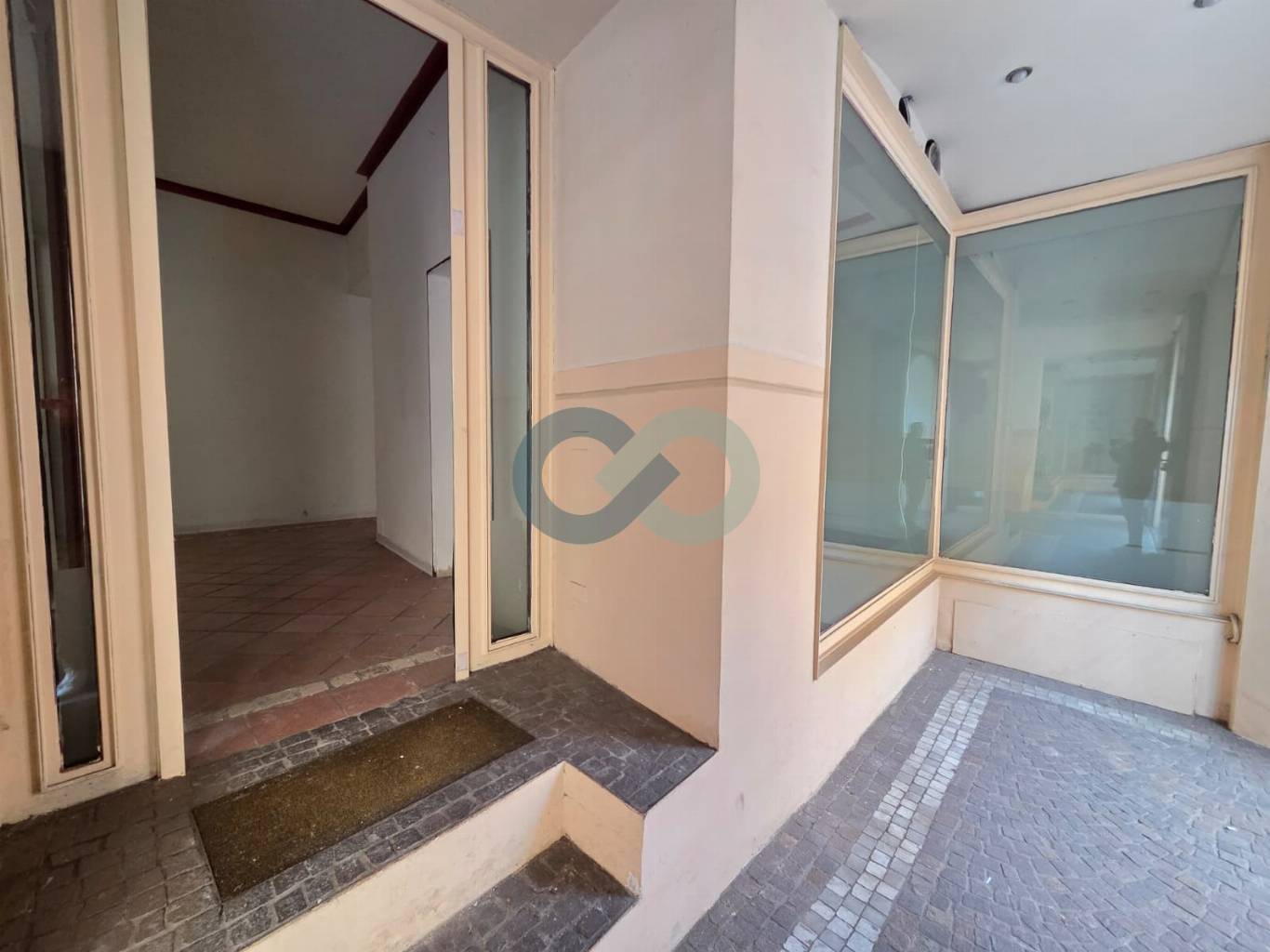 Negozio in zona di forte passaggio 6