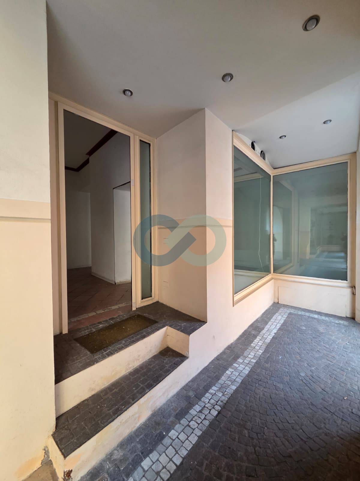 Negozio in zona di forte passaggio 10