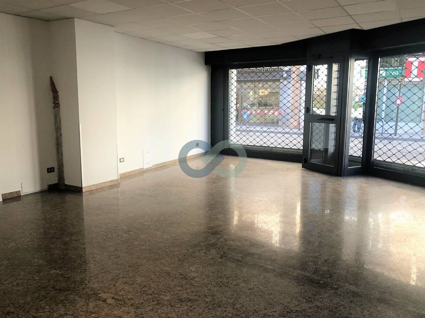 NEGOZIO FRONTESTRADA 3