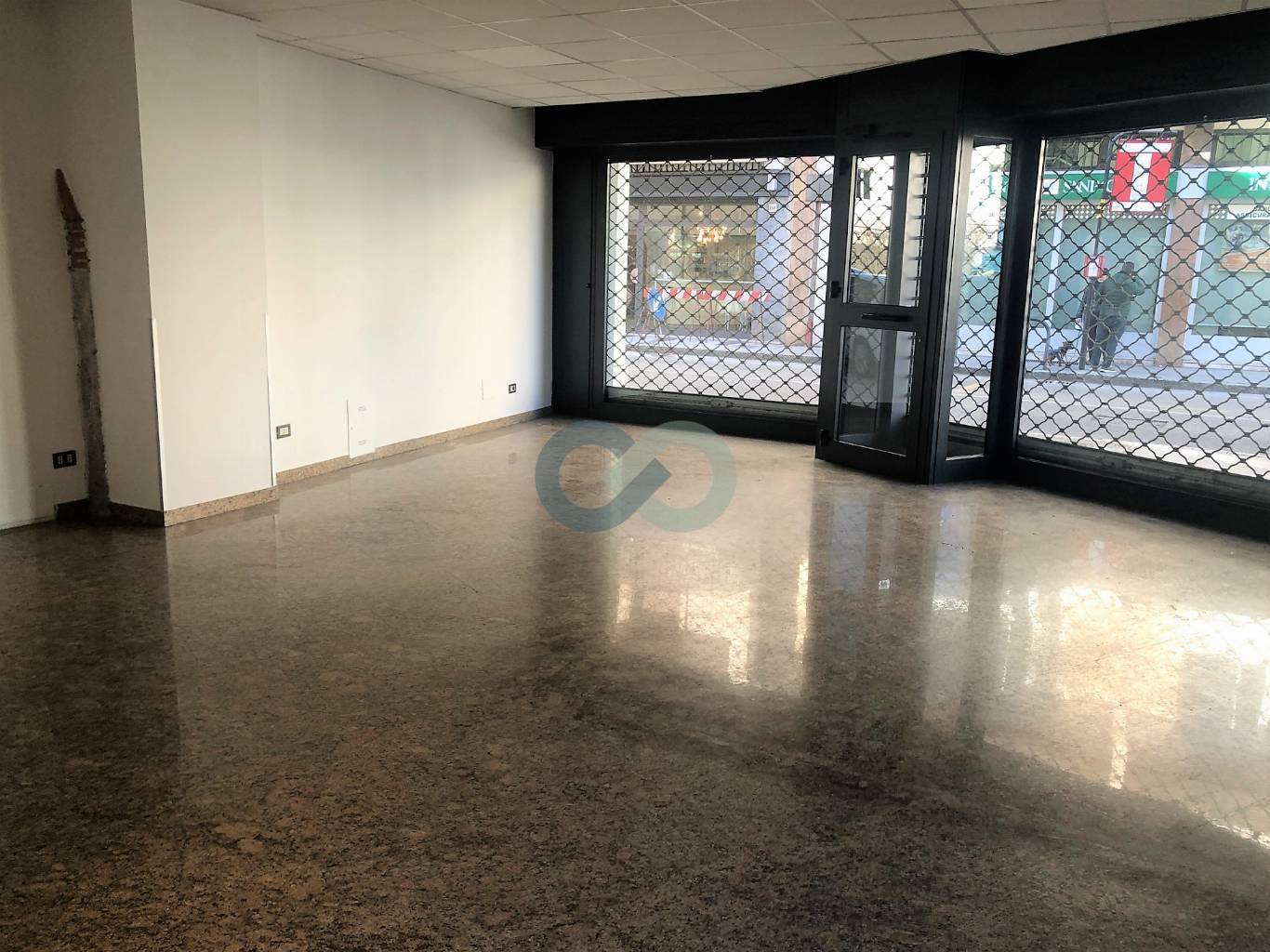 NEGOZIO FRONTESTRADA 7