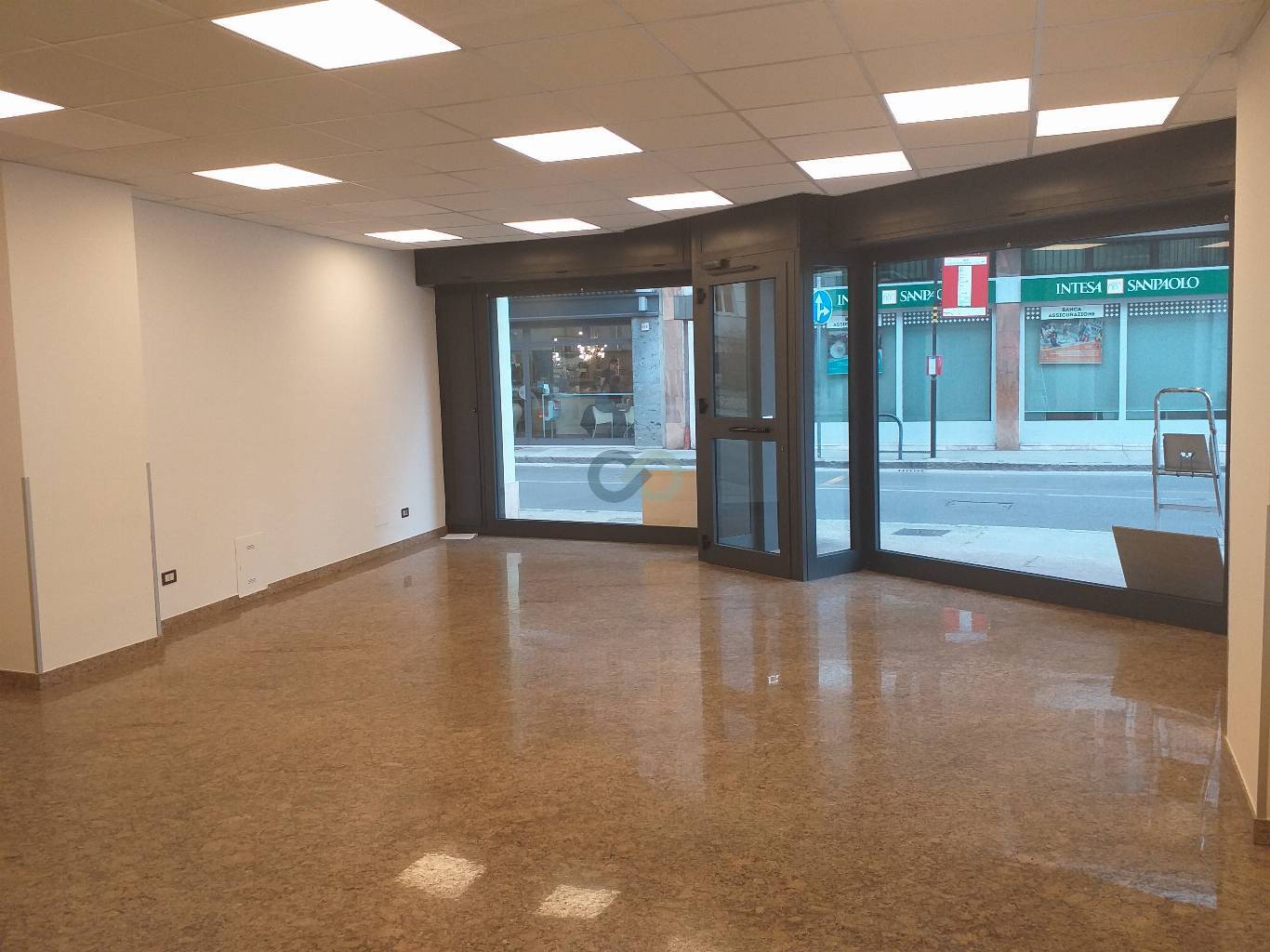 NEGOZIO FRONTESTRADA 11